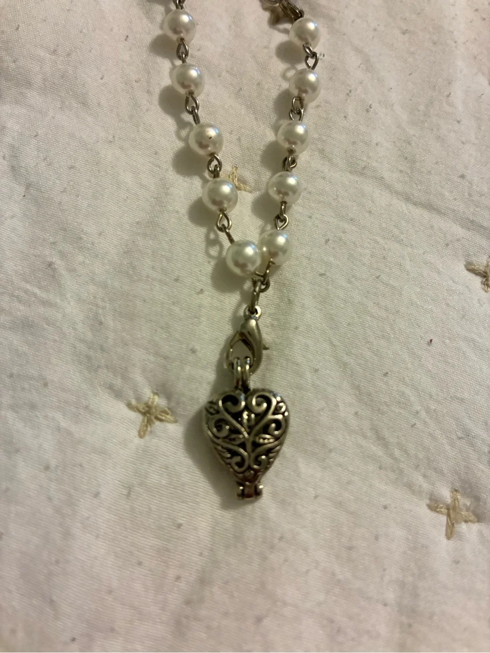 Pearl Beaded bracelet with Filigree Heart Locket - White